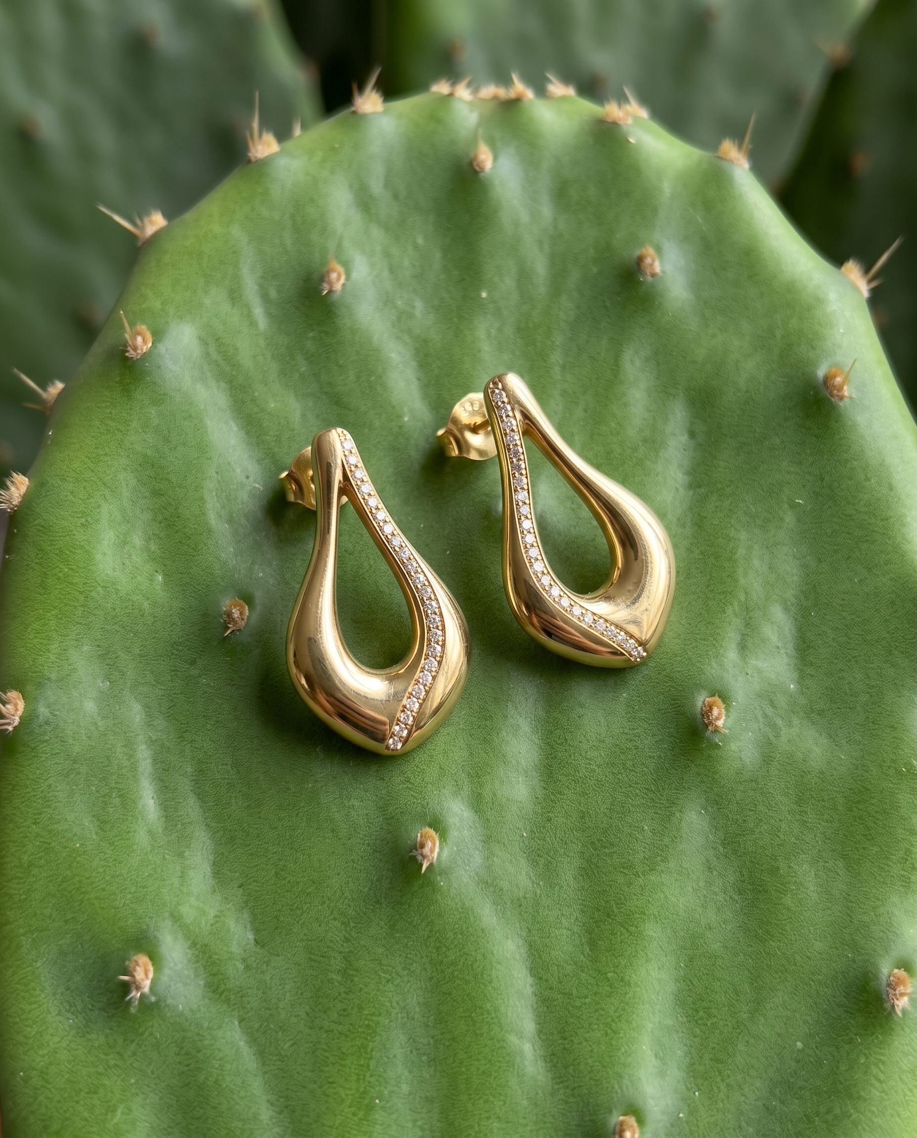 Flower Date jewelry photography example 13
